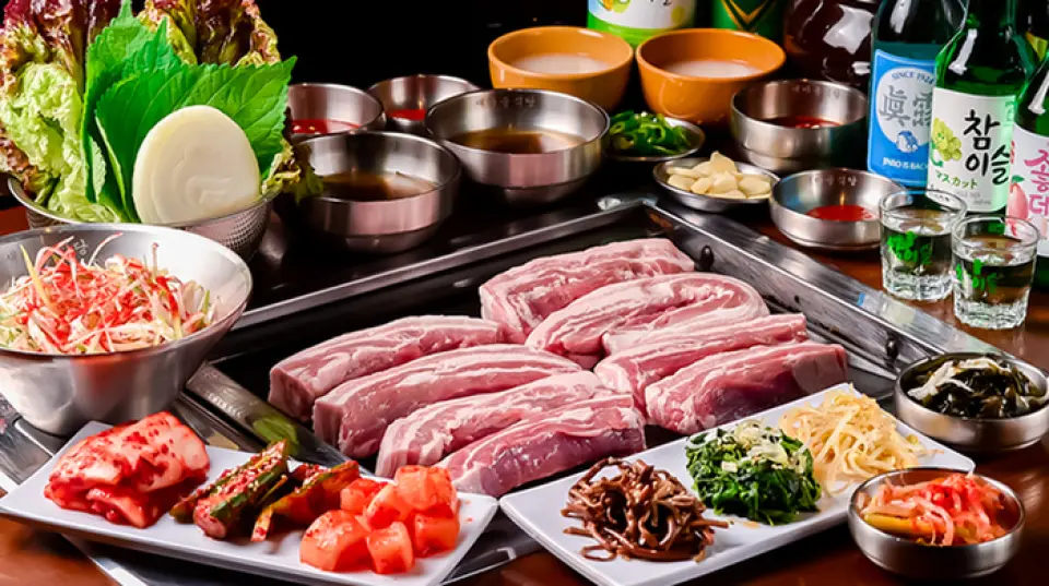 เมนูแนะนำของเรา "Hot Charcoal Bulgogi" คือสุดยอดหมูย่างถ่านที่ราดด้วยซอสสูตรพิเศษ! รสชาติโคชูจังเผ็ดร้อนชวนติดใจ ส่วนรสซีอิ๊วหวานกำลังดี ใครๆ ก็ทานได้ อิ่มอร่อยแบบสไตล์เกาหลี ห่อด้วยผักกาดหอมและเมล็ดงา เรายังมีเมนูอื่นๆ อีกมากมายให้เลือกสรร เช่น "ทงซัมกยอบซัล" หมูหั่นชิ้นหนา และ "ชาดอลบากิ" ราดพริกเขียว!