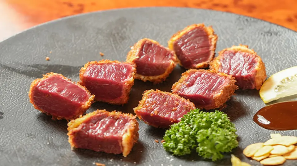 我们的招牌菜「特选马肉排」烹调得格外鲜嫩，深受顾客喜爱。外皮酥脆，香气扑鼻，内里鲜嫩多汁，入口即化。我们也推荐新鲜的马肉刺身寿司和香气四溢的马肝刺身。马肉肥鲔鱼和马肉汤饭也是酒后甜点的热门选择。我们提供多种健康美味的马肉料理。