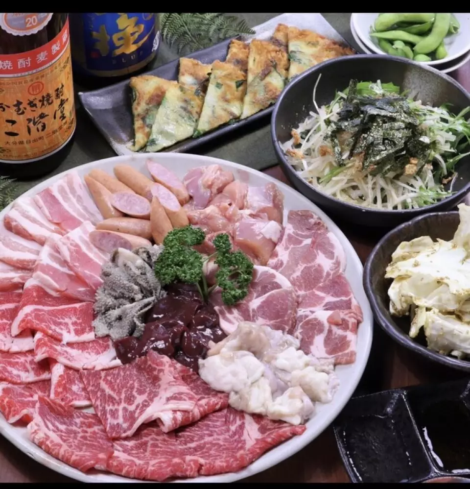 Chúng tôi có rất nhiều món ăn đa dạng cho phép bạn thưởng thức món yakiniku và shabu-shabu trứ danh của chúng tôi. Ngoài yakiniku và shabu-shabu ăn thả ga, chúng tôi còn có một thực đơn sang trọng cho phép bạn thưởng thức cả yakiniku và shabu-shabu cùng một lúc. Chúng tôi cũng có thể cung cấp nhiều món ăn khác nhau tùy theo nhu cầu của bạn. Bia tươi được bao gồm trong thực đơn đồ uống thả ga. Chúng tôi cũng có thực đơn đồ uống thả ga, vì vậy ngay cả những người gọi món cũng có thể thưởng thức.