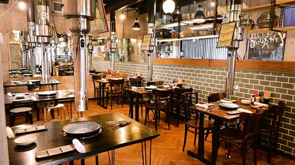 我们的餐厅交通便利，从鹿儿岛中央站西口步行仅需5分钟。餐厅内部装潢简洁活泼，又不失格调。宽敞的空间无论是独自用餐、情侣约会，或是举办大型宴会，都能满足您的需求。我们也提供包场服务，是周年纪念和特殊场合的理想之选！欢迎您的光临。