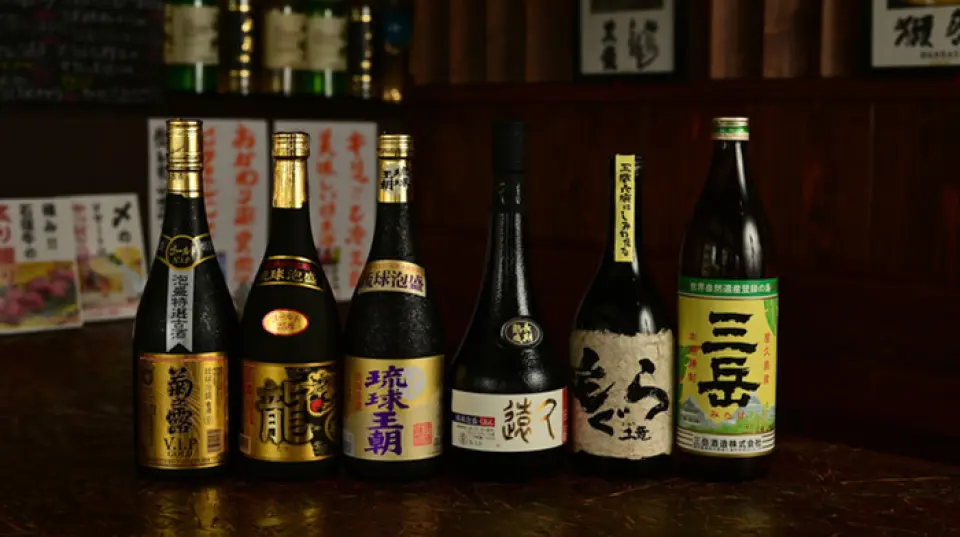 珍稀的日本威士忌、口感醇厚的陈年泡盛以及烧酒都非常受欢迎。我们提供约15种清酒，包括獭祭和季节限定款。此外，我们也精选了一系列高档烧酒，例如鸟界烧、吉代烧、森藏烧和百年孤独！我们也专营陈年泡盛，例如龙金、菊之露VIP金和琉球奥德赛。如果您不喝酒，我们还提供多种无酒精鸡尾酒。您可以一边享用美食，一边品尝您喜爱的饮品。