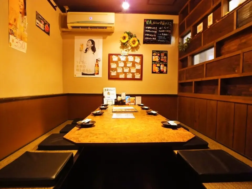 我们的餐厅氛围轻松惬意，适合成年人用餐，热情友善的员工将竭诚为您提供周到服务。吧台座位非常适合想要独自小憩、与员工轻松交谈的客人。此外，我们还设有下沉式暖桌和私人房间，是带孩子的家庭的理想之选，让您可以与家人或朋友尽情放松，无需担心打扰他人。无论是宴会还是日常用餐，我们都欢迎您光临。