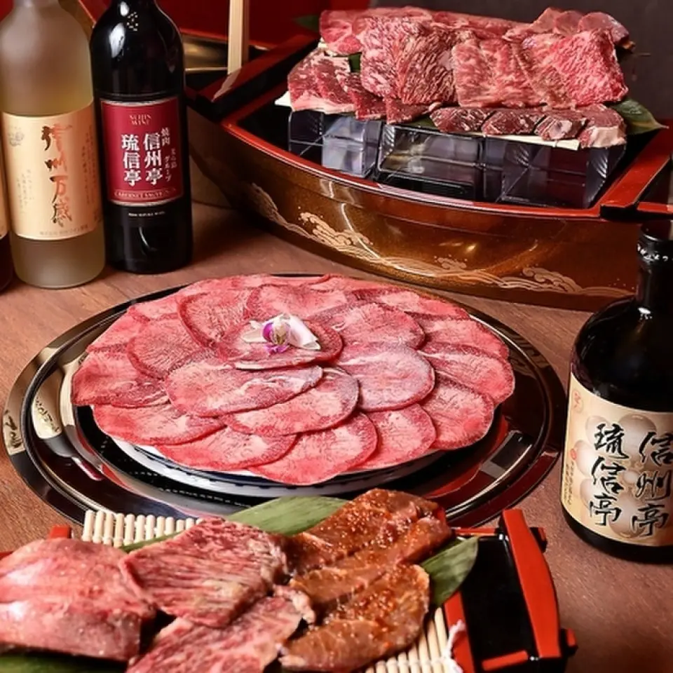 除了精心挑选的肉类外，我们还提供各种各样的菜肴，如炸肉丸、辣酱汤和石锅汤。