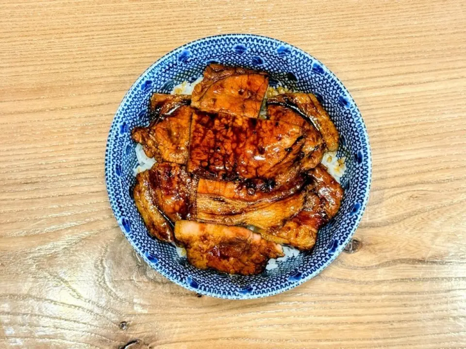 我們推薦十勝特色菜「豬肉飯」。選用北海道極為新鮮、鮮嫩多汁的豬肉，以特製甜辣醬汁醃製，慢火熬煮，成就了這道美味可口的佳餚。敬請享用這道令人垂涎欲滴、營養豐富的美味。