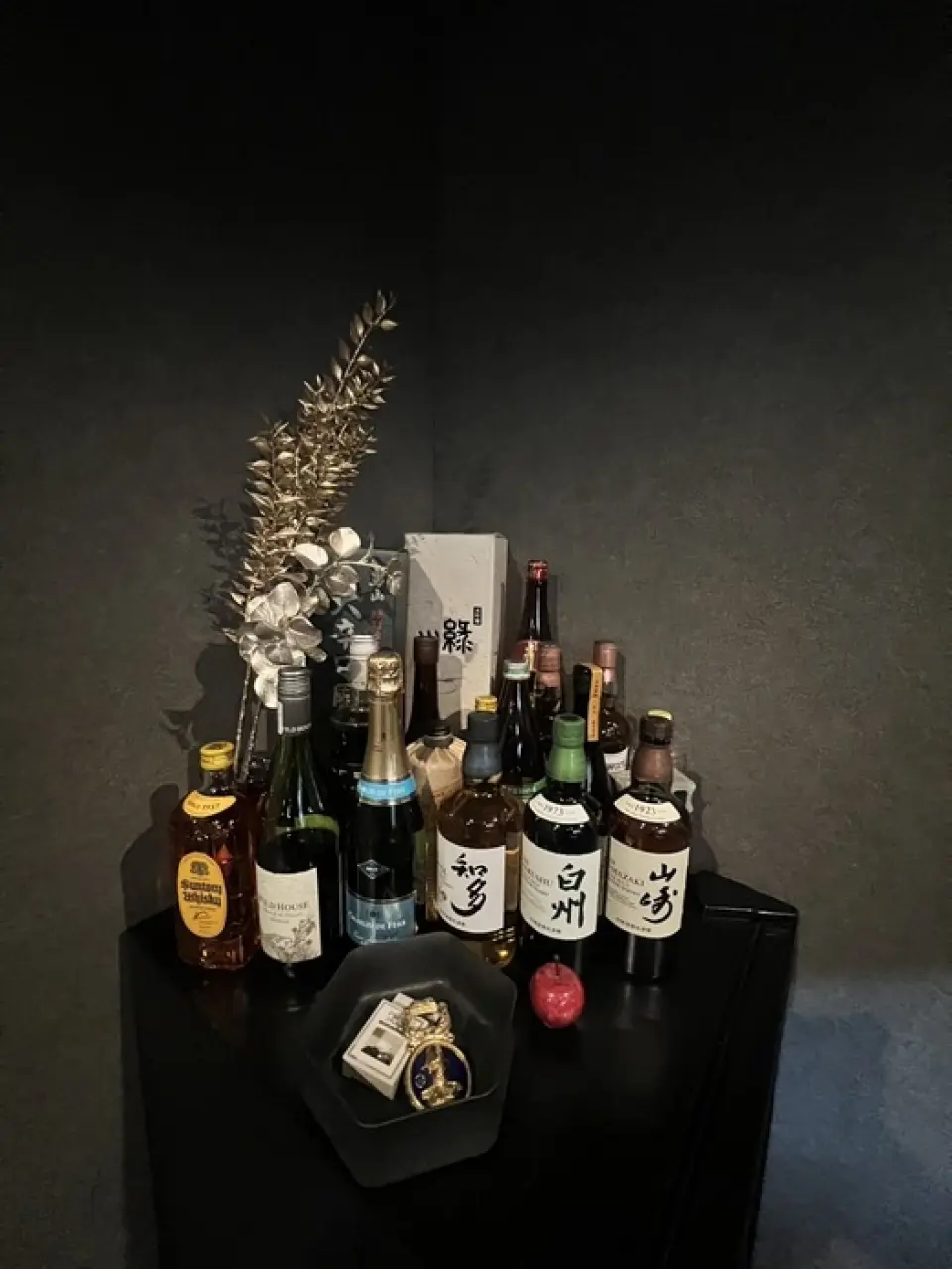 本店提供各式飲品，特別推薦我們的五種檸檬酸酒。檸檬酒尤其受女性顧客歡迎。我們的生啤酒盛裝在特製冰桶中，口感冰爽清冽。此外，我們也提供多種標準酒精飲品，包括品牌威士忌、清酒、燒酒和葡萄酒。我們期待您的光臨，並為您準備了豐富的酒單，包括雞尾酒、果味利口酒和軟飲。