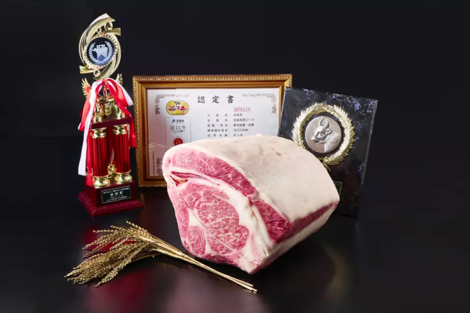 Omi beef (Oumigyu/Oumiushi) is a Japanese Black breed that has been raised the longest in Shiga Prefecture, and is a brand of beef that is considered one of Japan's three major wagyu breeds. Brought to you by producers with the abundant nature and clear waters of Lake Biwa, the beef is characterized by its finely marbled meat and high-quality meat quality with a distinctive aroma and tenderness, thanks to the careful breeding of the cattle. As early as the Edo period, it was presented as a gift to the shogun family, and as a brand with a long history and tradition, it is also registered as a regional collective trademark.