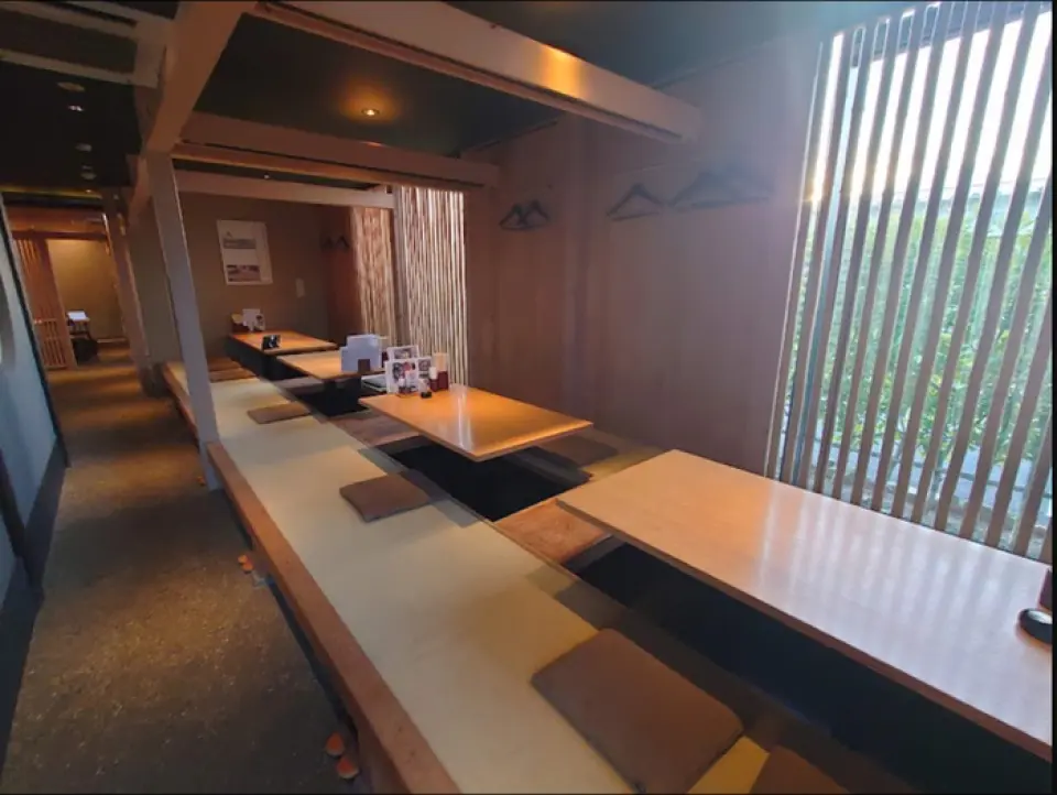 The Japanese modern interior, with its warmth of wood, has a calming atmosphere. There are a wide variety of seating options, including sunken kotatsu seats, counter seats, and three private rooms separated by lattice doors. Enjoy a relaxing time in a space that suits your occasion.