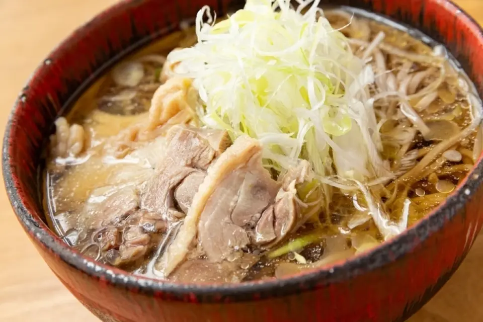 We offer Yamagata soba noodles made with a focus on freshness. Our "Cold Meat Soba" is an exquisite combination of sweet and spicy soup and chicken, allowing you to enjoy the authentic taste along with the chewy noodles. Our set menu is great value for money and perfect for lunch, with the popular combination of meat soba noodles and mini tentacle tempura bowl. You can also enjoy the same menu in the evening.