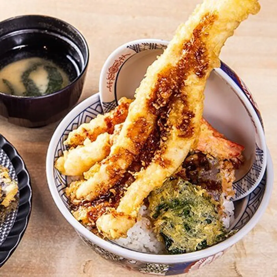 Our lunch menu offers specially prepared tempura bowls that are as visually appealing as they are visually appealing! We recommend the "Tenmade Anago Donburi," which features a whole premium conger eel. It looks voluminous, but the tempura has a light and crispy texture. We also offer the luxurious "Jyotenpurameshi," topped with soft-boiled egg tempura.