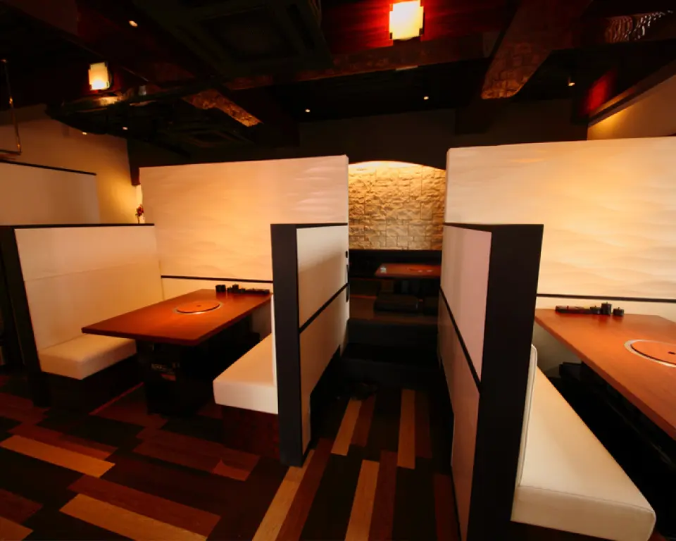 We are open until 5am on weekends (Friday, Saturday, and the day before a holiday), and until 3am on weekdays (Monday to Thursday and Sunday). You can use it for drinking parties or after-parties without worrying about the time!