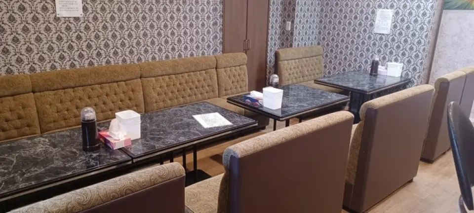 The interior of the restaurant is like a bar, but it is bright and has an atmosphere that makes it easy for solo diners and female customers to drop in casually. There are counter and table seats available. Please use it for various occasions, such as a quick drink after work, a drinking party, or a weekday lunch!