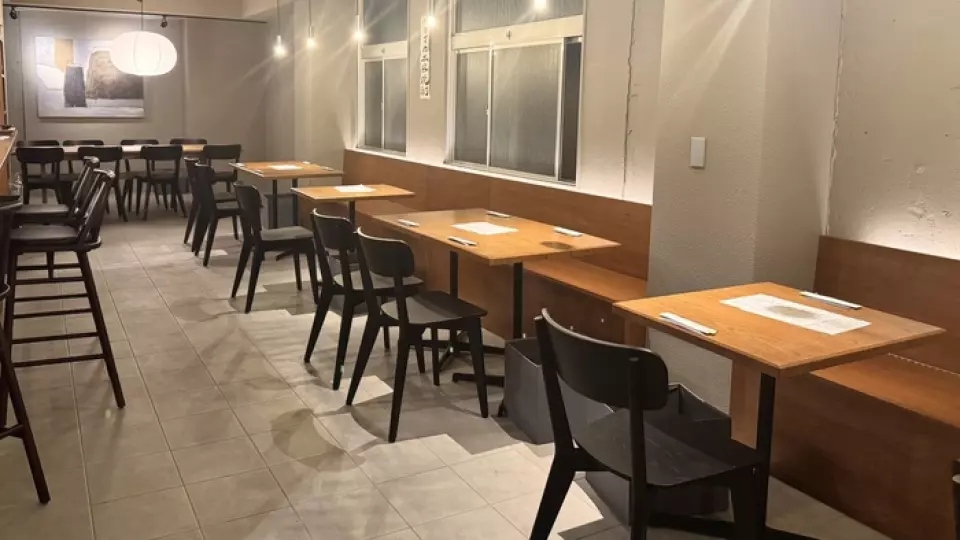 这家餐厅距离高崎站仅需步行3分钟，环境温馨舒适，气氛轻松惬意，随时恭候您的光临。我们提供吧台座位，方便您近距离欣赏开放式厨房的景色，也提供餐桌座位，适合多人聚餐。此外，我们也接受包场预订，欢迎您在此举办各种宴会，例如朋友聚餐、闺蜜聚会、欢迎/告别派对等等。