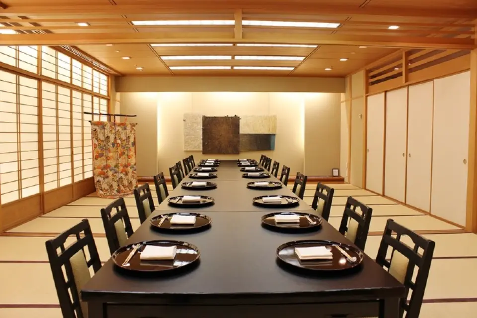 餐廳分為四個特色區域：「和食料理」、「鐵板燒祇園」、「天婦羅嵯峨野」和「壽司清水」。每個區域都由經驗豐富的廚師精心烹製，他們傾注心血，運用傳統技法烹製地道美味。賓客可在此享用以時令食材和匠人巧手打造的精緻佳餚。餐廳還設有包間，是舉辦宴會或特殊晚宴的理想場所。