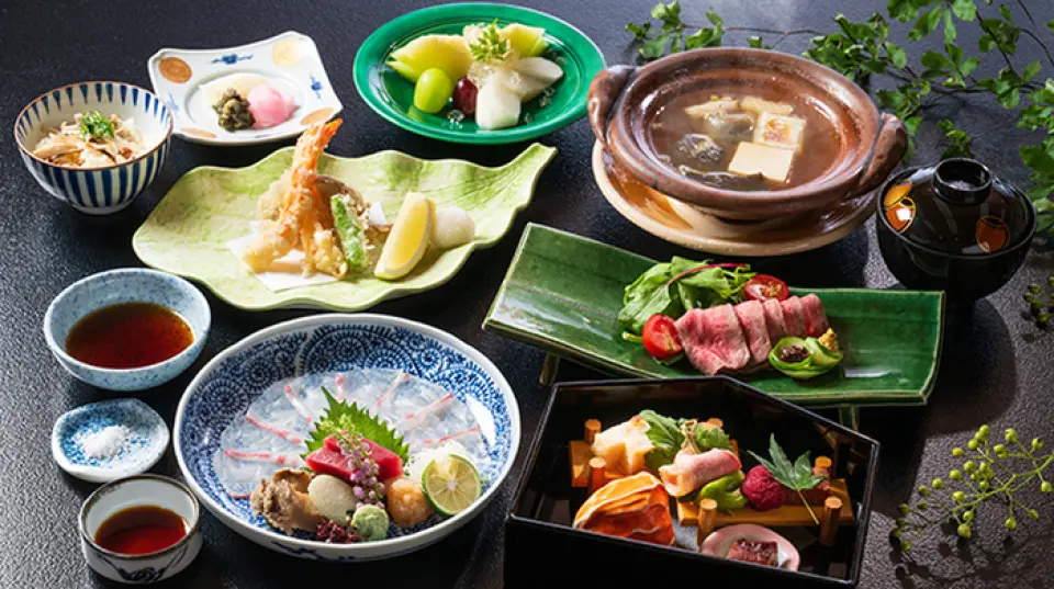 「河豚懷石料理」套餐僅在冬季供應至二月底，為您精心挑選了一系列精緻奢華的菜餚，包括刺身、炸魚、炸雞和粥。您也可以盡情享用各種精緻的配菜，感受廚師的匠心獨運。此外，我們也提供展現四季之美的京都料理。品嚐當季特色佳餚，留下難忘的美好回憶。