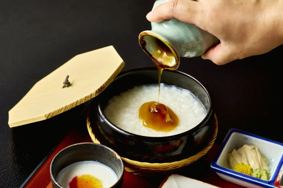 早上7:00至10:30，我們在靜謐的環境中為您提供日式早餐。我們特別引以為傲的“京都早粥”，選用吉野葛根“別甲庵”和精心烹製的國產大米製成。此外，我們還提供包含各種菜餚的“日式套餐”，包括小菜、燉菜、烤開胃菜、醃菜和味噌湯。您可以在這裡度過一個愜意的早晨，遠離城市的喧囂。