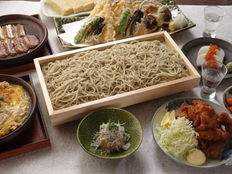 Our restaurant prides itself on its fragrant Nihachi soba noodles, and is particular about using only freshly ground, freshly made, and freshly boiled noodles. We carefully select domestic buckwheat seeds according to the season and use only fresh buckwheat flour, so the original flavor of soba fills your mouth with every bite. We also recommend our "Yonaki Soba," which uses plenty of beef and is served warm in a thick bonito broth. Please try this simple yet profound flavor. Enjoy a special bowl of soba in our relaxing atmosphere.