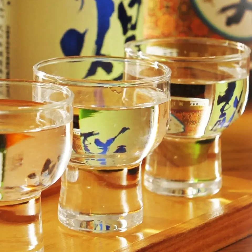 There are always about 10 types of sake on the menu, carefully selected for each season. They go perfectly with soba noodles and various snacks. The sake tasting set is a particularly popular item, allowing you to carefully compare different flavors. It is also recommended for sake lovers.