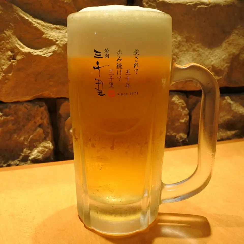 欢乐时光仅限平日下午3点至5点！虽然部分饮品不参与活动，但您可以以半价享用约40种饮品。推荐您傍晚小酌一杯。千万不要错过这项特惠！