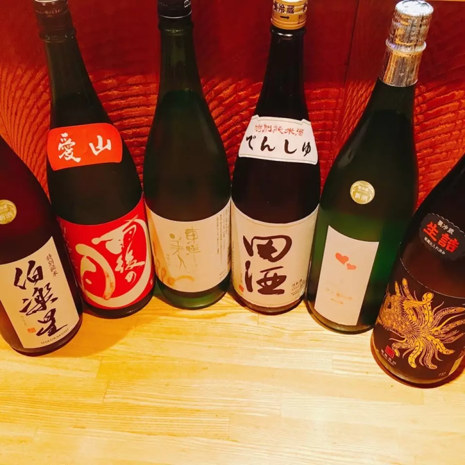 [Sake] Chúng tôi có tổng cộng 12 loại, trong đó có 7 loại theo mùa. [Rượu vang] Chúng tôi đã tuyển chọn các loại rượu vang từ khắp nơi trên thế giới phù hợp với ẩm thực Nhật Bản. Ngoài rượu vang, chúng tôi còn cung cấp rượu vang sủi bọt, sâm panh và rượu vang theo ly với giá cả phải chăng cho những ai chỉ muốn nhâm nhi chút gì đó. [Shochu] Chúng tôi cũng có shochu khoai lang phiên bản giới hạn và cao cấp. [Whiskey] Chúng tôi cũng có Yamazaki, Hakushu và Hibiki.