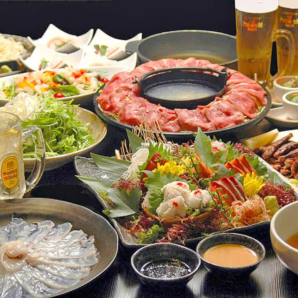 We offer a 6-course meal with 2 hours of all-you-can-drink, which allows you to enjoy Kureya's ever-popular menu item, "Grilled Beef Tongue Shabu-Shabu," at a great value, from 5,000 yen. Steamed beef tongue is shabu-shabued in a collagen-rich oxtail soup! We recommend finishing off with Chinese noodles, which are a perfect match for the oil in the beef tongue and the broth. Please try this innovative beef tongue grilled shabu-shabu. *Daytime drinking only course from 4,500 yen