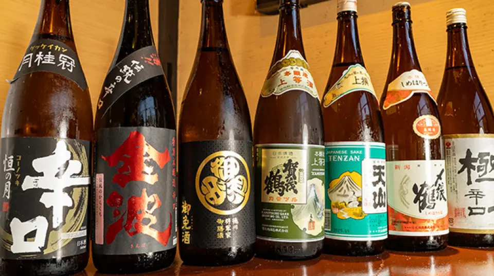 我們提供超過60種飲品，其中清酒是最佳之選。我們精選了8種推薦清酒和3種標準清酒，品種豐富。酒單定期更新，讓您有機會品嚐到不同時節的特色佳釀。搭配我們招牌烤雞串，享受您喜愛的清酒。