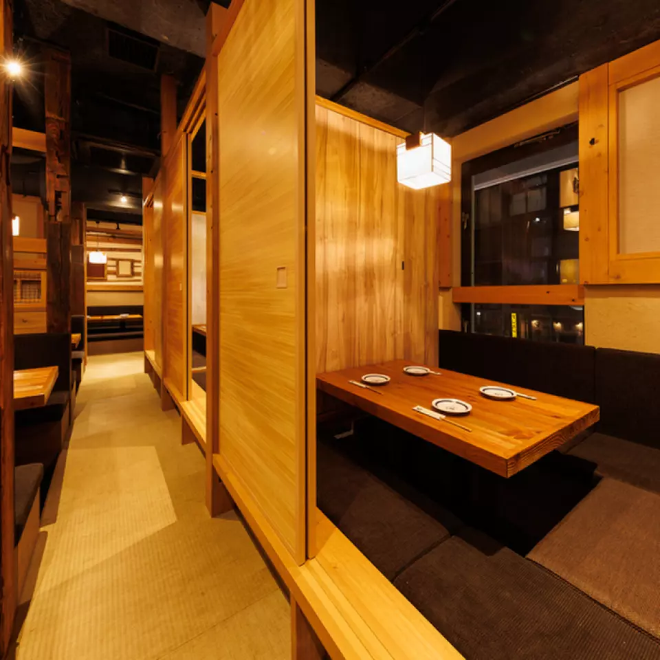 เนื่องจากสถานการณ์การระบาดของไวรัสโคโรนาในปัจจุบัน ร้านอาหารของเราได้ดำเนินมาตรการด้านสุขอนามัยอย่างเข้มงวด รวมถึงการฆ่าเชื้อและการทำความสะอาด เพื่อให้คุณได้เพลิดเพลินกับอาหารในร้านอาหารที่สะอาดและปลอดภัย เราจะมอบการบริการที่ดีที่สุดให้กับลูกค้าของเรา ด้วยสาเกรสเลิศและอาหารรสเลิศ พนักงานของเราทุกคนรอคอยที่จะได้ต้อนรับคุณ