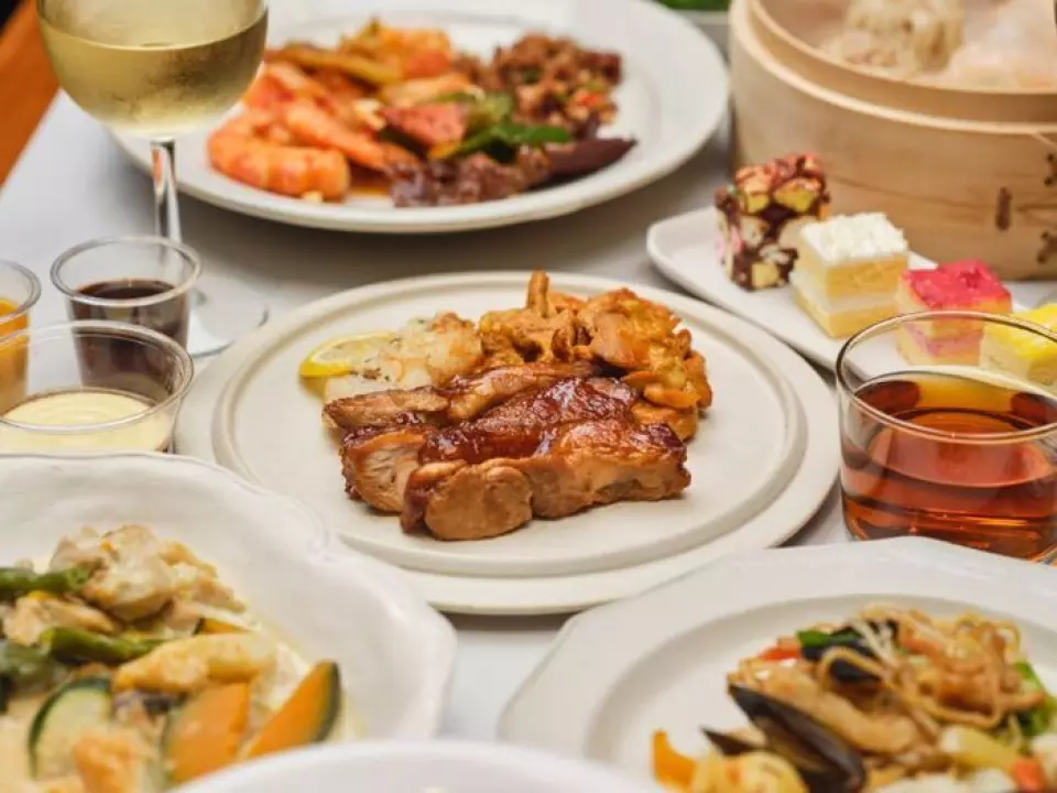我们提供来自世界各地的美食，包括中国、日本、韩国、泰国、印度、越南、新加坡和义大利！我们采用适合各国风味的烹调方法，让您尽情地道美味。菜单会根据季节变化。任何时候，您都可以品尝到超过60种特色菜肴。