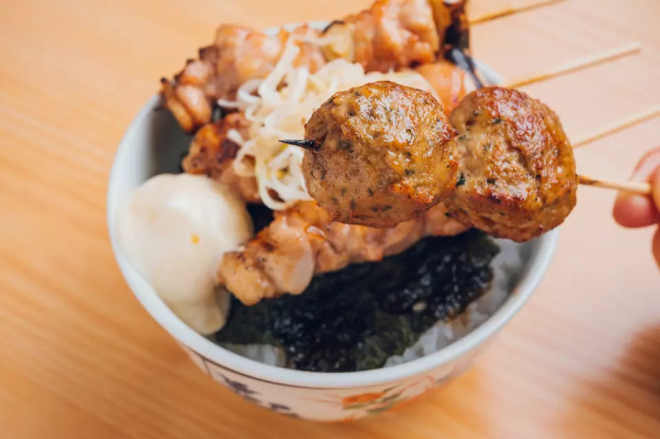 烤鸡串丼的肉丸之所以如此诱人，是因为它们采用特殊工艺制作，口感软嫩。入口即化，入口柔滑，味道清淡。秘制酱汁与肉丸完美融合，每一口都饱含浓郁的滋味。千万不要错过这道只有在烤鸡串丼才能品尝的特色美食！