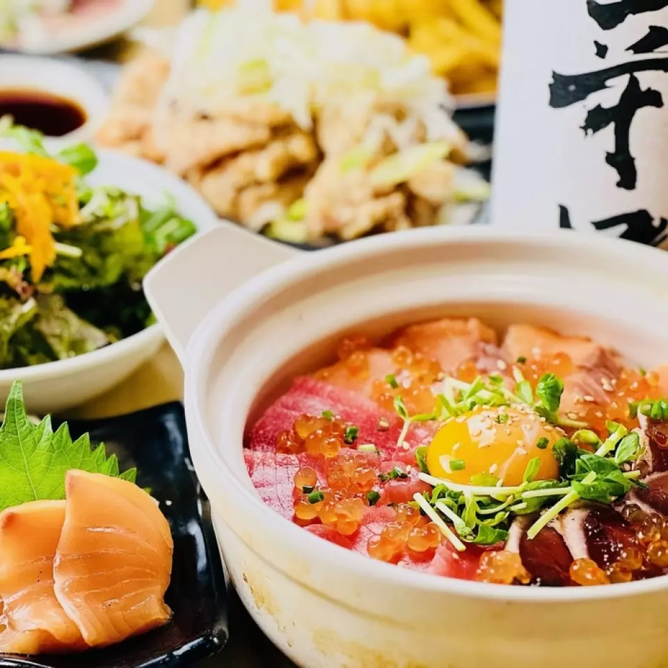 我們提供特別的宴會套餐，選用上等肉類和新鮮魚類，包括精緻的肉類金槍魚砂鍋飯、新鮮刺身拼盤和特色烤金槍魚柳。 ♪ 每週五、週六以及現場加購飲品，是宴會的理想之選。