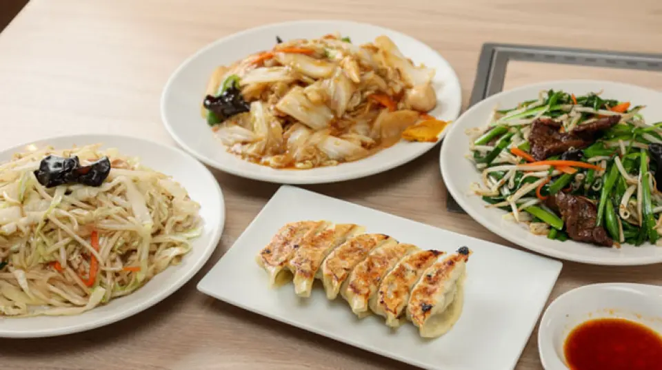 At our restaurant, you can enjoy yakiniku and Chinese cuisine in a traditional local Chinese atmosphere. In addition to standard menu items such as fried rice and mixed fried noodles, you can also enjoy yakiniku. We also have a selection of dishes that are easy for small children to eat, making it a great choice for families. For hearty lunch sets, we recommend the stir-fried meat and vegetables or liver and leek set meal. Feel free to choose what you want to eat depending on your mood.
