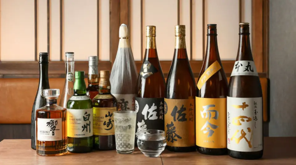 我們提供多種稀有清酒，包括十四代和桃樂木，以及精選品牌，例如山崎。香氣四溢的炭烤雞肉串與醇厚的清酒堪稱絕配，為您的用餐體驗增添一份濃鬱的滋味。