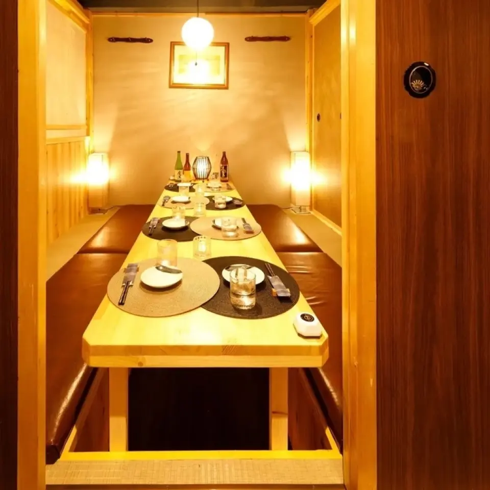 Our restaurant is fully equipped with private rooms, allowing you to relax in a private space without worrying about others. It can be used for a variety of occasions, such as entertaining important clients, dining with friends, or celebrating anniversaries. Enjoy a memorable moment in a high-quality space that exudes a sense of privacy. Savor delicious food and drinks to your heart's content in a private room with a calming atmosphere. We look forward to your visit.