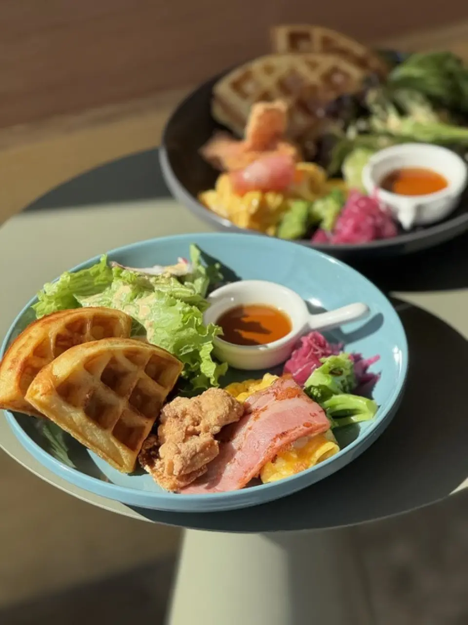 品嚐以山梨縣精選食材烹調的豐盛佳餚。 「enico.華夫餅拼盤」是一道鋪滿培根、炸雞、沙拉、華夫餅等食材的拼盤，搭配楓糖漿，甜鹹皆宜。 「藤櫻豬排三明治」選用產自山梨縣的優質藤櫻豬肉，這種豬肉以其香甜的脂肪而聞名。這道菜完美展現了食材的美味，堪稱佳餚中的傑作。推薦您在觀光途中享用。
