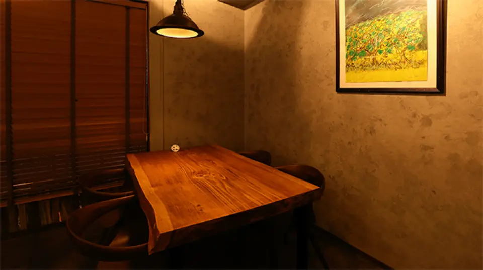 The interior of the restaurant is a chic, relaxing space with the warmth of wood. We have table seating ideal for groups, counter seating for solo diners, and even terrace seating where pets are allowed. We recommend this restaurant for a wide range of occasions, from after-work drinks and girls' nights to various banquets. We also offer private reservations, so please contact us by phone for more information.