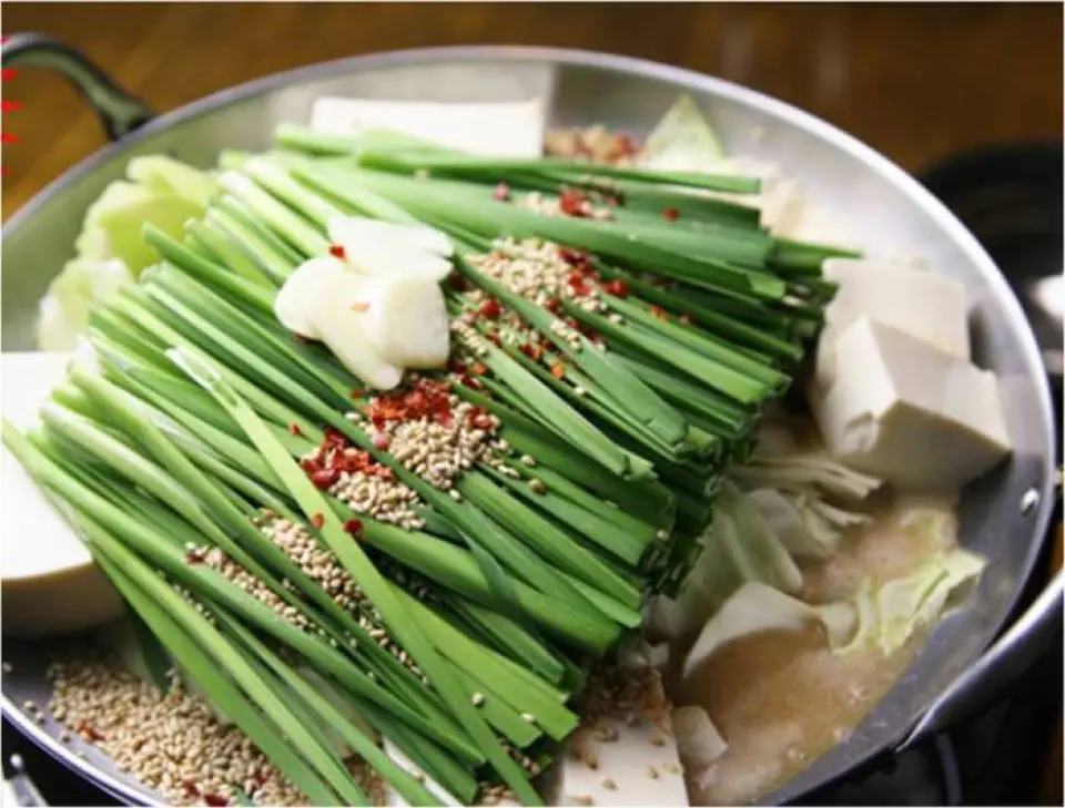 Món motsunabe của chúng tôi, được chế biến từ nội tạng bò mềm nội địa, đặc trưng bởi sự đa dạng trong các loại súp chỉ có tại các nhà hàng đặc sản. Chúng tôi có bốn loại: "Đỏ" và "Trắng" nấu với miso tự làm, "Món gà muối" nấu với xương gà, và "Nước tương" nấu với nước tương Kyushu. Chúng tôi cũng có thực đơn các món ăn kèm với thịt nướng. Hãy nhớ thử các hương vị đa dạng này nhé.