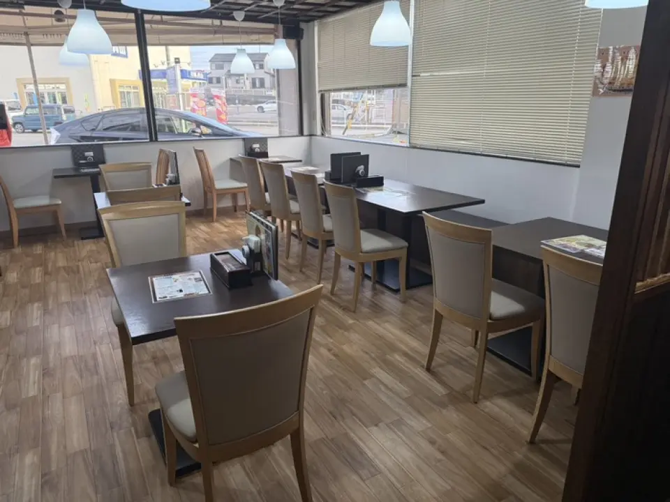 Nhạc nền Ấn Độ và Nepal vang lên, nhà hàng được trang bị bàn ghế, phòng chiếu tatami và phòng bán riêng tư. Chúng tôi cũng nhận đặt chỗ cho mục đích sử dụng riêng, vì vậy xin vui lòng liên hệ với chúng tôi! Chúng tôi cũng có bãi đậu xe cho 12 xe, vì vậy bạn có thể đến bằng ô tô. ◎ Chúng tôi chào đón tất cả mọi người, từ nhân viên văn phòng đến gia đình.