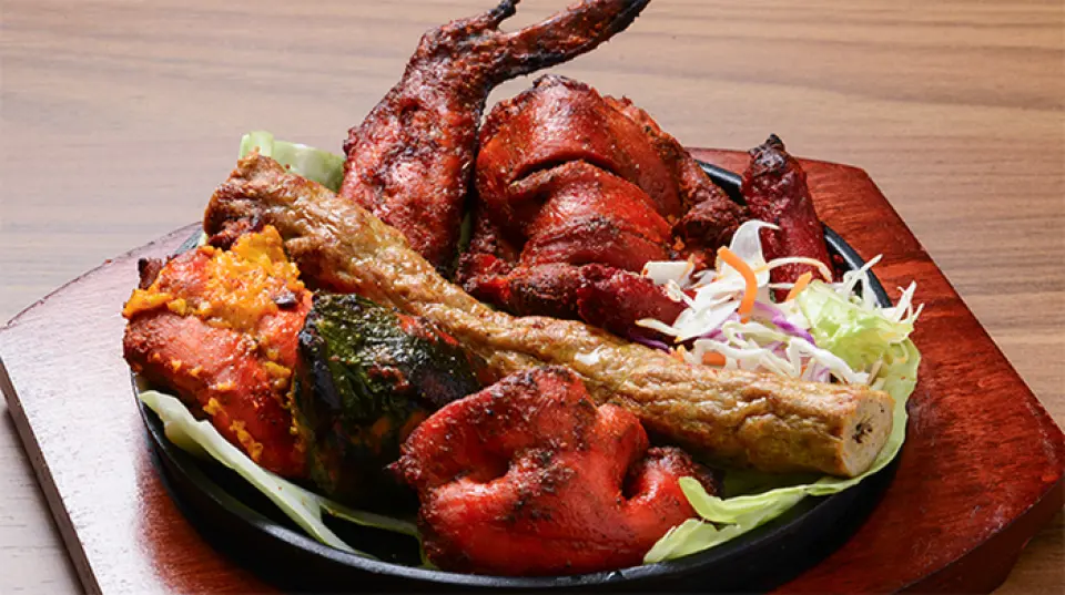 Thực đơn "Charcoal Grill Mix" đầy tự hào của chúng tôi cho phép bạn thưởng thức các món tandoori phổ biến như gà tandoori và thịt nướng seekh kebab cùng một lúc. Chúng tôi cũng gợi ý món salad gà tandoori thơm ngon. Các set ăn giá rẻ cho phép bạn thưởng thức hương vị cay nồng đích thực, chẳng hạn như set cơm Nepal và set cơm biryani, cũng rất được ưa chuộng! Set ăn trưa có thể được chọn từ cay nhẹ đến cay cực mạnh, và bạn được miễn phí thêm một phần naan và cơm. Hãy thưởng thức cùng bánh naan phô mai được chúng tôi đề xuất.