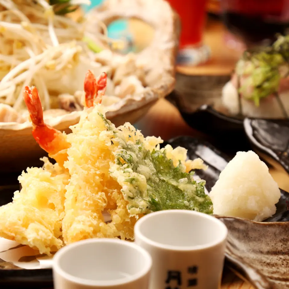 我们提供丰富的肉类菜肴，包括牛舌、牛排和猪肉泡菜，以及用新鲜海鲜制作的寿司和刺身，甚至还有一些独特的创意沙拉。此外，我们也提供深受大人小孩喜爱的炸鸡，以及米饭和面条等餐后甜点。总共约有100种不同的菜色，总有一款适合您。