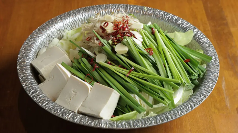 本店為您呈現道地風味。我們的博多牛雜火鍋選用精選食材，精心熬製鮮美濃鬱的湯底，堪稱一道佳餚。您可以從醬油、味噌或泡菜三種醬料中選擇，單點一份也十分方便。我們的博多煎餃外皮酥脆，內餡鮮嫩多汁，同樣廣受歡迎。此外，我們秘密的鯖魚（鯖魚）也被譽為當地隱藏的靈魂美食，並以我們獨家秘製的濃鬱醃料醃製而成！我們期待為您奉上美味的博多料理，佐酒佳餚更是絕佳之選。
