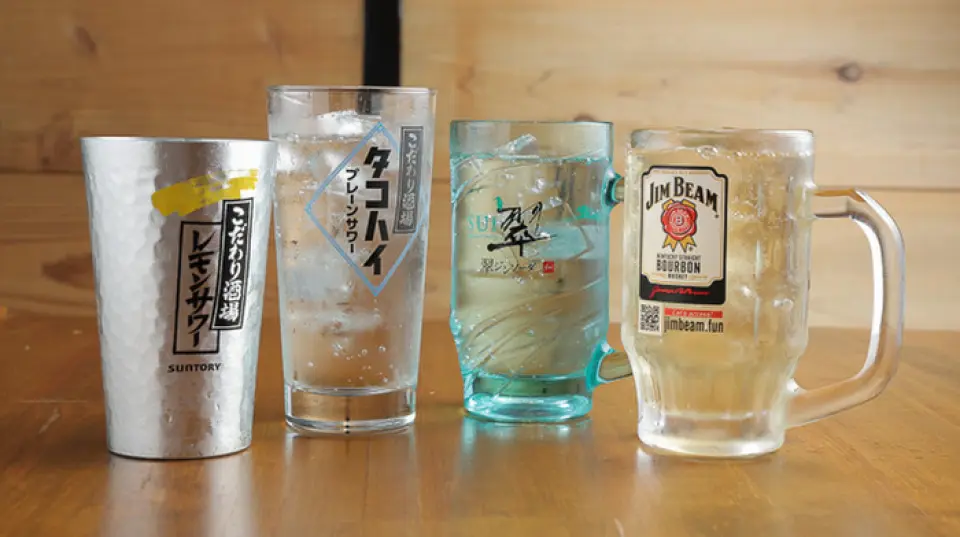 每天上午 11:30 至深夜，我們的特色酒吧特調檸檬酸酒、佔邊威士忌高球、水金酒和章魚高球，歡樂時光僅需 219 日元一杯，是下班後小酌或白天暢飲的完美選擇！我們還提供 9 種不同的桶裝清酒，您可以選擇 3 杯的品嚐套餐，一次品嚐多種特色飲品。 ◎ 來一杯道地的清酒，舉杯慶祝吧！