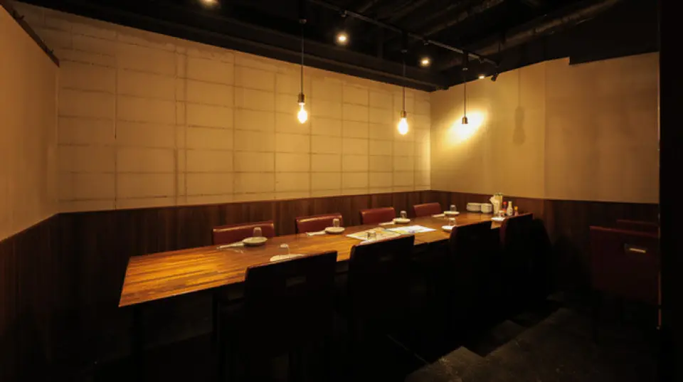 餐廳距離廣島站僅需步行兩分鐘，環境時尚輕鬆，是您放鬆身心、享用美食美酒的理想之選。我們尤其擅長打造私密包廂，滿足您各種場合的需求！我們提供可容納兩人或以上的全私密和半私密包間，是情侶約會或閨蜜聚會等小型聚會的完美選擇。此外，我們也提供吧台座位，歡迎單人用餐！下班後，歡迎隨時光臨。