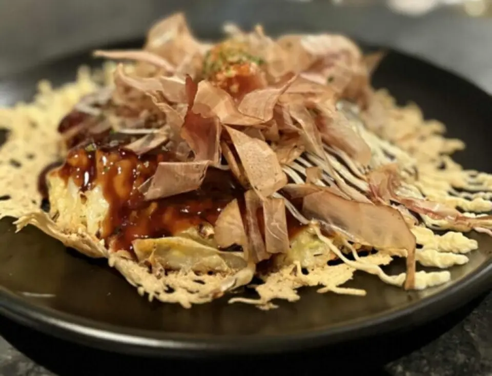 風靡巴黎十年的大阪風味美食現已登陸福岡！本店招牌菜是大阪燒，選用法國小麥和優質水，並精心控制蔬菜和其他食材的含水量。這道菜不僅突顯了高麗菜的鮮甜，口感也格外綿軟蓬鬆。此外，本店也提供總店人氣菜品，如鐵板燒和正宗的布列塔尼風味薄餅。同時，本店也提供素食和無麩質食品。敬請品嚐這道融合了巴黎風格與日式技藝的美味佳餚。