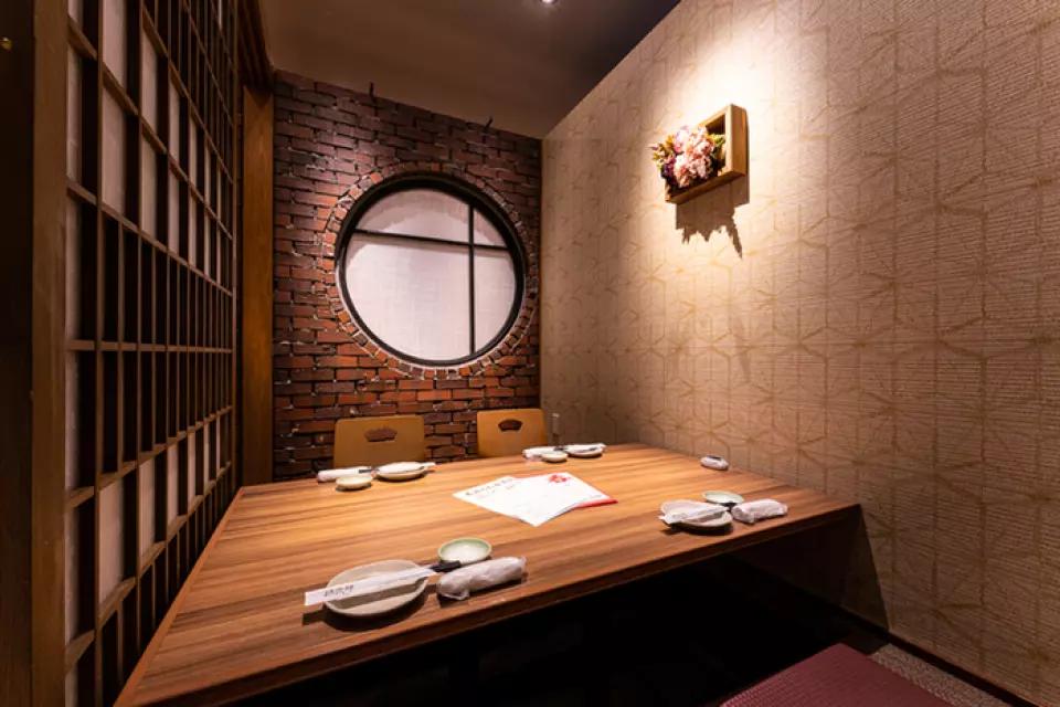 Our restaurant offers a wide range of private rooms, allowing families and couples to relax. We also have spacious table seating, making it suitable for small gatherings. Our sunken kotatsu seating can accommodate up to 36 people, making it ideal for banquets and parties. We strive to create a space that can accommodate a variety of occasions. If you have any questions or requests, please feel free to ask our staff!
