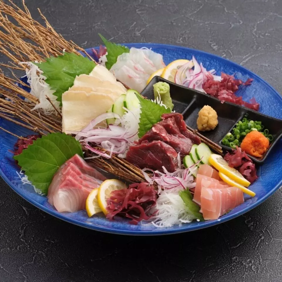 We offer a wide variety of dishes made with fresh seafood carefully selected at the market every morning. Our sashimi and a la carte dishes, which make the most of the seafood, go perfectly with alcohol. Please come and enjoy our seafood dishes!