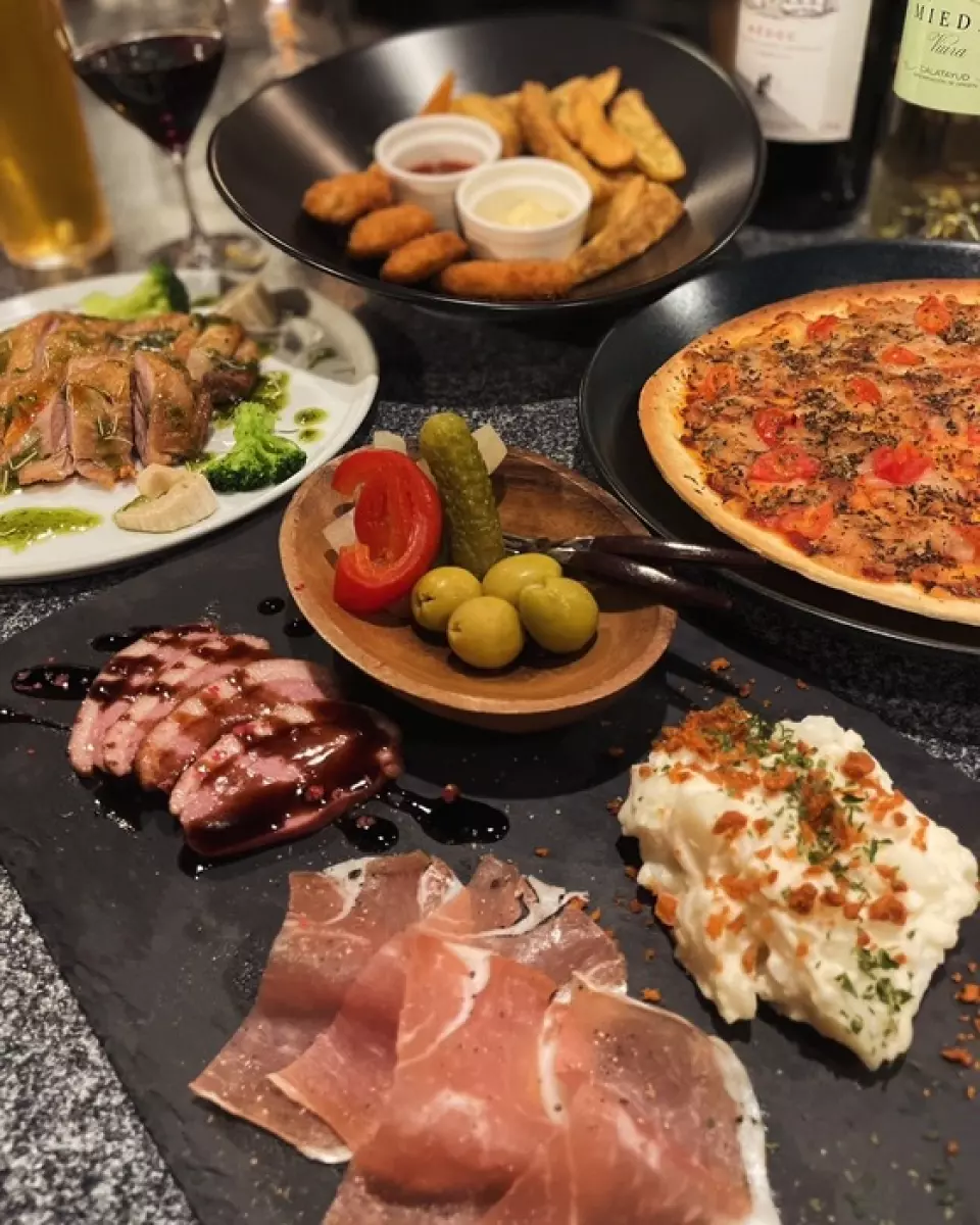 We offer a "Party Plan" that combines a popular menu with all-you-can-drink at a reasonable price. Karaoke is available for free, making it the perfect place to have fun with friends or coworkers. The all-you-can-drink plan includes beer, highballs, awamori, and several types of wine, so you can enjoy comparing different wines.