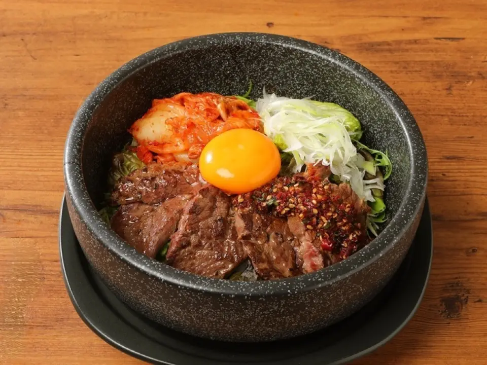 "Stone-pot Bibimbap" is one of our signature dishes. The "Bibimbap" used in this dish begins with stir-frying meat and vegetables with nearly 10 different seasonings and ingredients. The key seasonings in Korean cuisine, such as the taegi used in bibimbap and jjigae, and the sauce for chijimi, are all original recipes. Please enjoy our proud dishes, which are painstakingly handcrafted in-house so that you can fully enjoy the deliciousness of Korean cuisine.