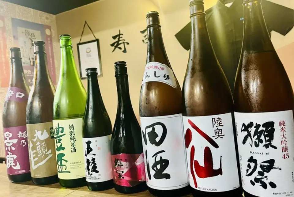 我们提供超过120种饮品，种类丰富。我们精心挑选了一系列清酒，与肉类和鱼类搭配都非常美味。此外，我们还有北海道当地的特色品牌，欢迎品尝。我们也推荐我们六款以上的柠檬酸酒。尽情享受您喜爱的饮品，度过一段轻松愉快的时光吧！