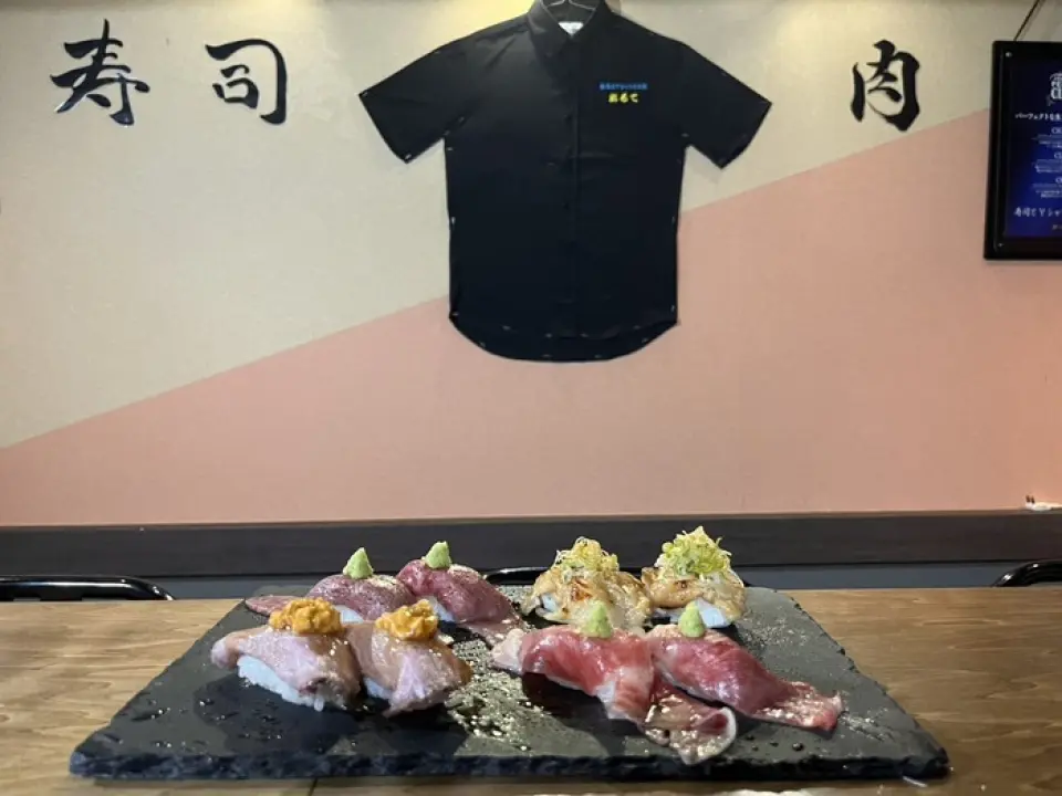 我们提供多种套装选择，让您尽情享受美食美酒。我们推荐“豪华寿司套餐”，包含七种寿司和烤牛肉！所有宴会套餐均包含神胜炸猪排和现场加购饮品，是各种派对的理想选择。单项无限现场加购饮品套餐提供多种饮品，满足您畅饮的需求。无论是商务宴请还是私人聚会，您都可以根据当天的心情和场合选择合适的套餐。