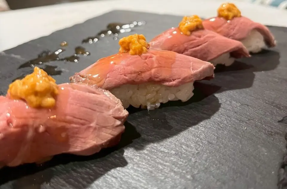我们提供丰富的菜肴，均采用北海道当地食材烹调而成。我们的招牌肉类菜肴包括「特大肥美黑毛和牛刺身握寿司」、牛排和肉食拼盘，让您尽享肉的天然美味。海鲜菜单的另一个亮点是会根据季节供应各种鱼类，例如刺身拼盘。尽情享用肉类和鱼类吧！