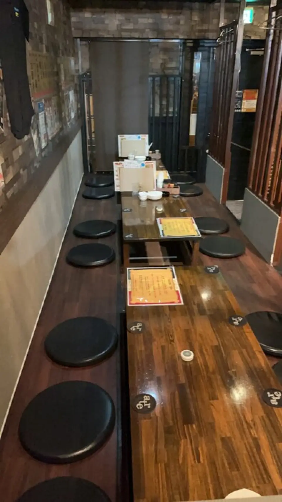 我们提供舒适的吧台座位，适合单人用餐；也提供方便团体聚餐的餐桌座位。下沉式暖桌是与朋友热闹畅饮的理想场所。无论是下班后小酌一杯，或是举办各种宴会，我们都是各种场合的绝佳选择。